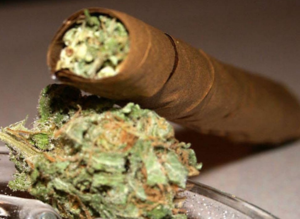 How to Roll a Blunt For Beginners: Step-By-Step Guide - Cheap Weed ...